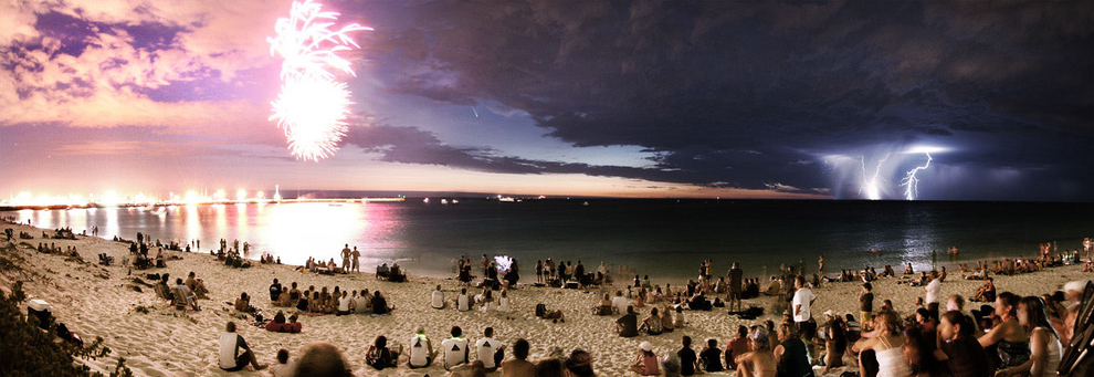 21. Fuegos artificiales, rayos y un cometa, todo en el mismo cuadro