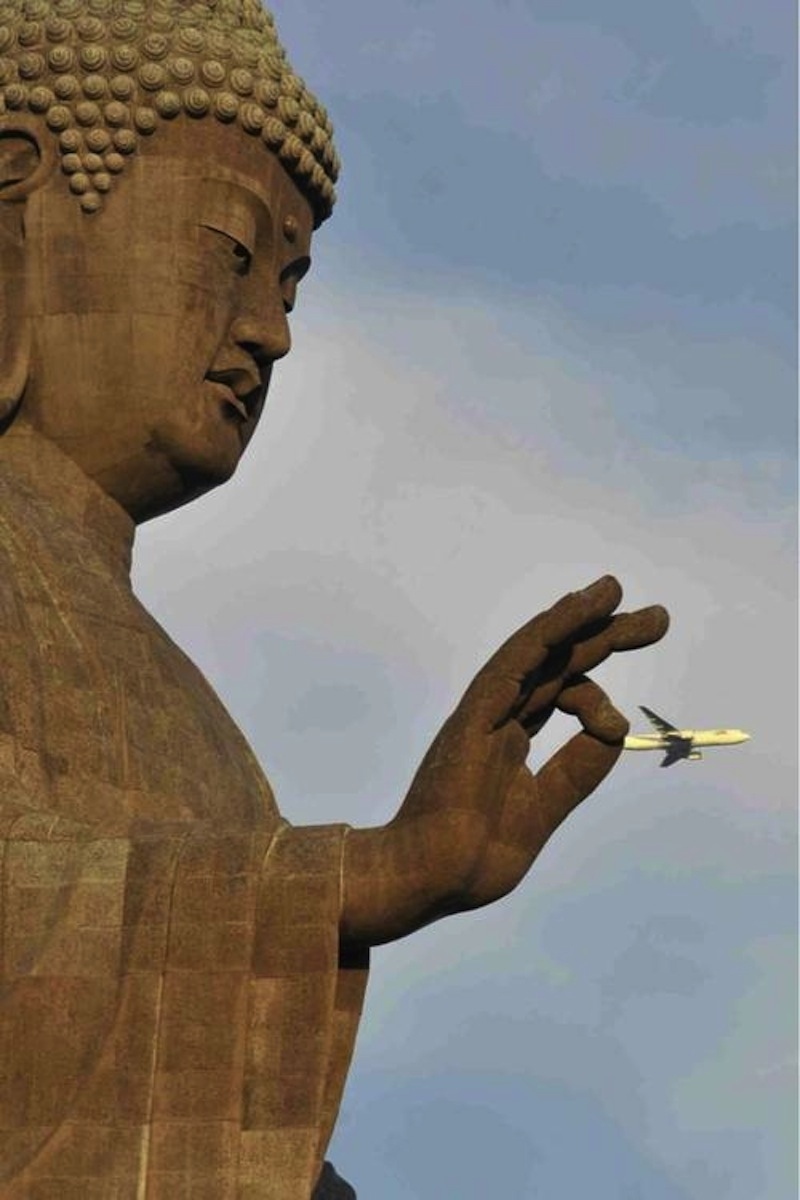 7. Una Estatua de Buda captura un avión comercial por la cola